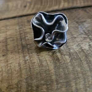 SILPADA RETIRED "FLOWER RING" 925 VERY HEAVY, BUT COMMFORTABLE.CHUNKY BEAUTY !